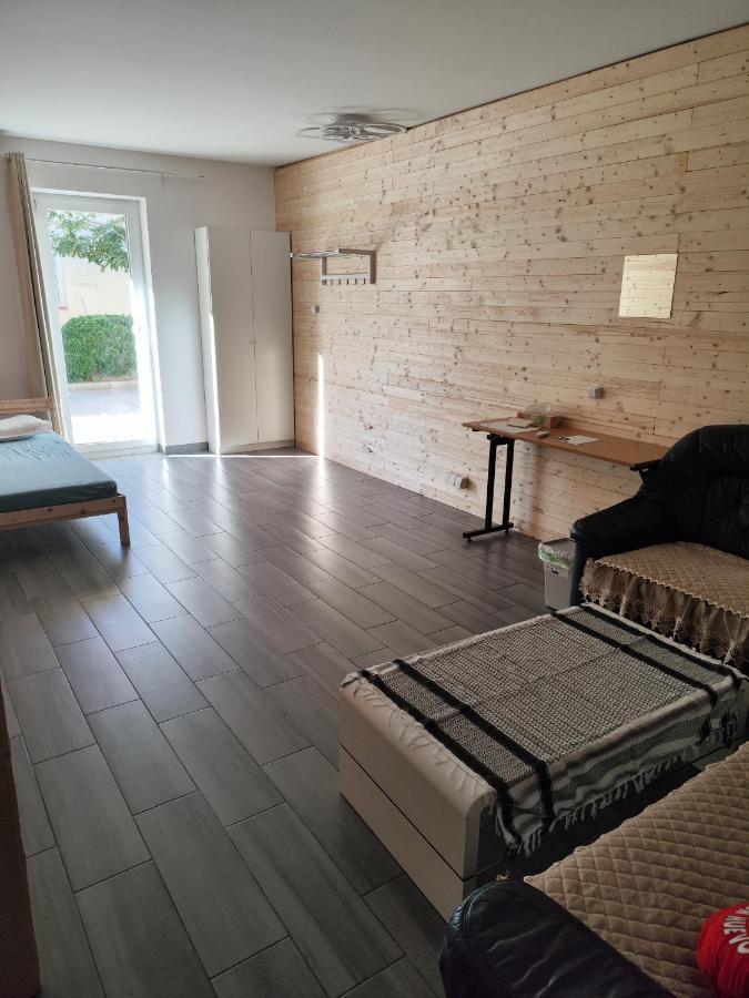 Erdgeschoss Wohnung Nahe Flughafen Wina Bagian luar foto