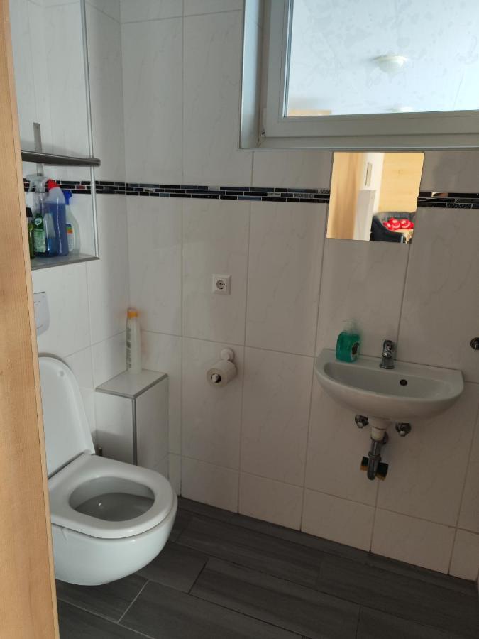 Erdgeschoss Wohnung Nahe Flughafen Wina Bagian luar foto